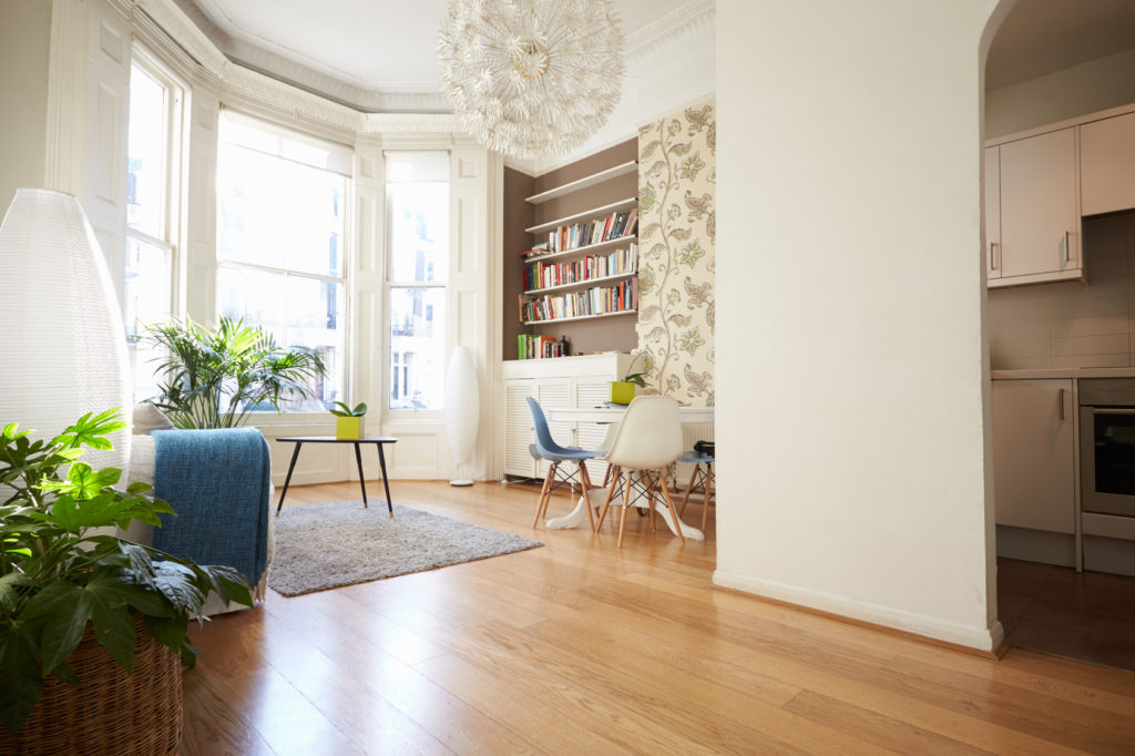 salon-z-drewniamym-parkietem